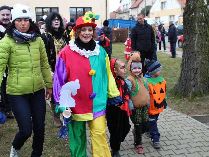 Do ulic se vydala široká škála maškar, nechyběli například tradiční medvědi.