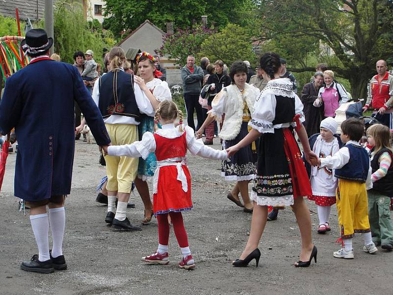 Staročeské máje se konaly v sobotu ve Lhotě na Kladensku.