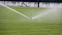 Nový zavlažovací systém na kladenském fotbalovém stadionu.