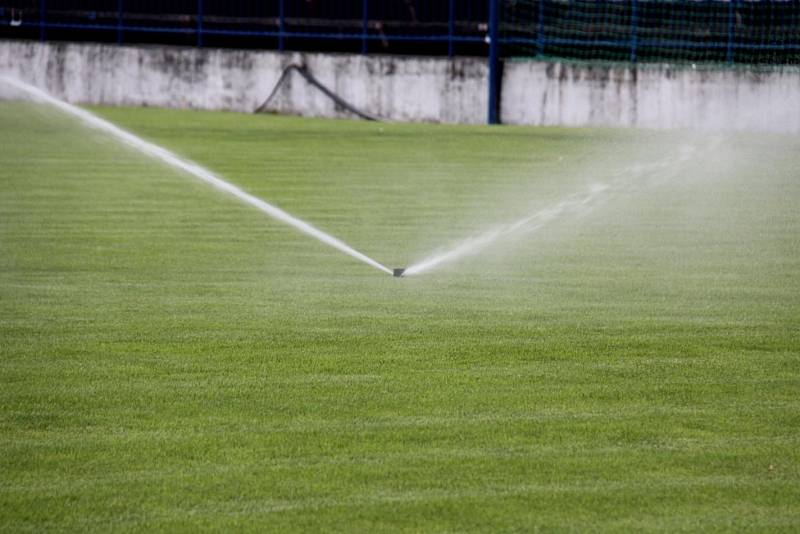 Nový zavlažovací systém na kladenském fotbalovém stadionu.