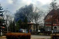 Kladno zahalil hustý dým, v Poldovce opět hořely pneumatiky a kabely. Stejný požár likvidovali hasiči i v prosinci minulého roku.