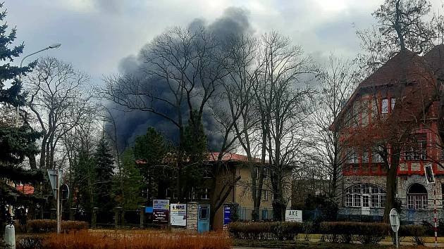 Kladno zahalil hustý dým, v Poldovce opět hořely pneumatiky a kabely. Stejný požár likvidovali hasiči i v prosinci minulého roku.