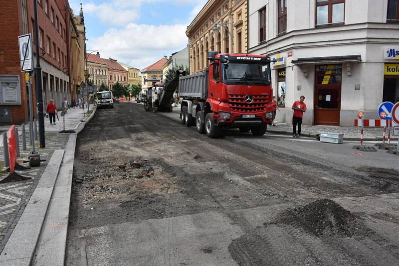 Oprava vozovky v centru Slaného.