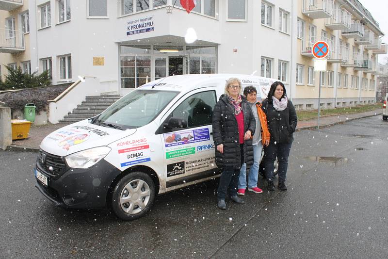 Ze slavnostního předání vozu Dacia Dokker Pečovatelské službě ve Slaném.