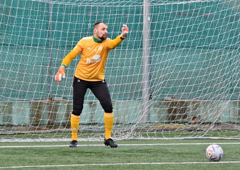 Slovan Bratislava B (ve světle modrém) porazil v přípravě Sokol Hostouň 2:1.