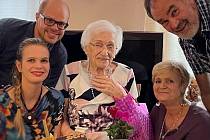 Helena Šulová při oslavě svých stých narozenin se svými milovanými sousedy Frycovými.