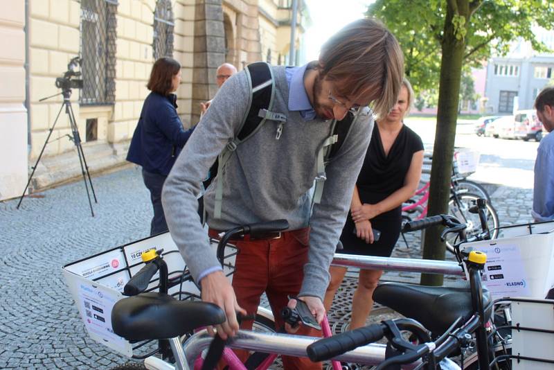 Ve čtvrtek 17. srpna byl v Kladně zahájen zkušební tříměsíční provoz sdílených kol.