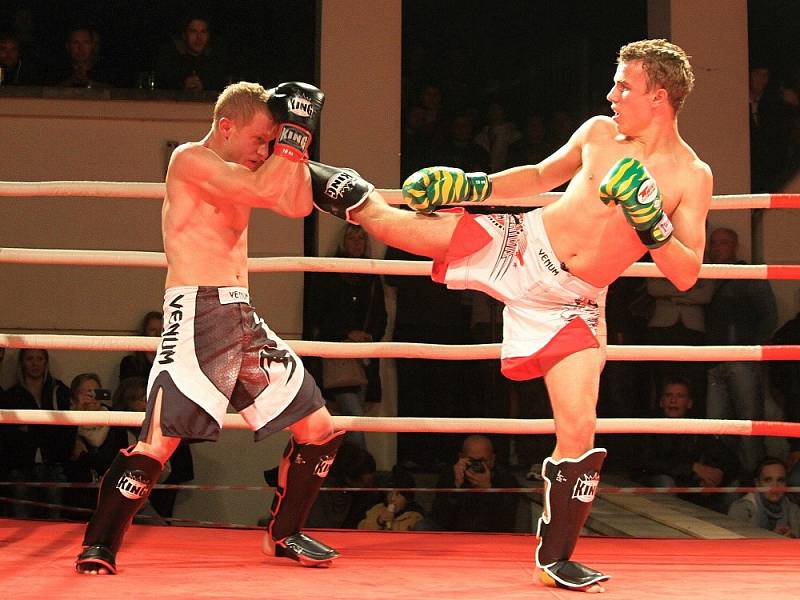 Real Fight Night. Galavečer boxu a kickboxu proběhl v zajímavém prostředí zahrady u kladenského zámku 15. 9. 2012