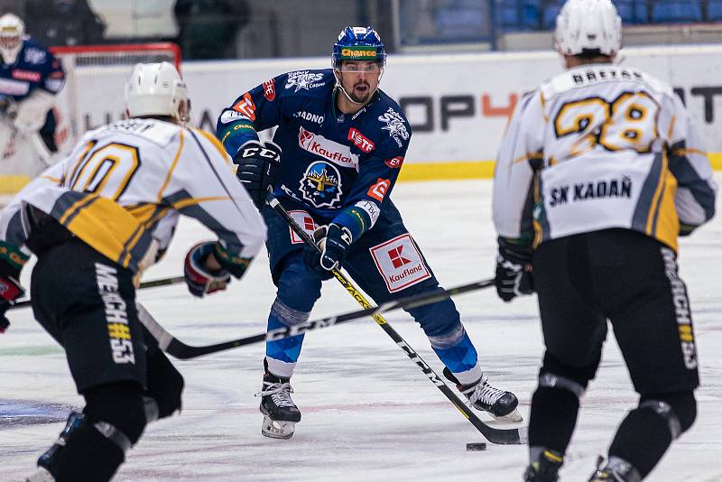 Po dlouhé koronapauze se hokejisté Kladna (v modrém) představili doma proti poslední Kadani a jasně vyhráli. Marek Račuk dlouho za Kadaň hrával.  Foto: Roman Mareš