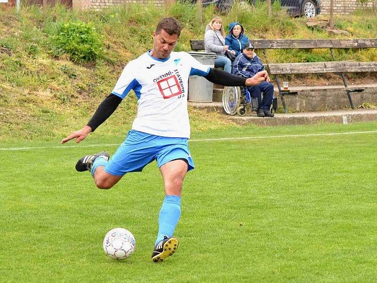 Brandýsek (v bílém) nedal šanci Kročehlavům a vyhrál 3:0.