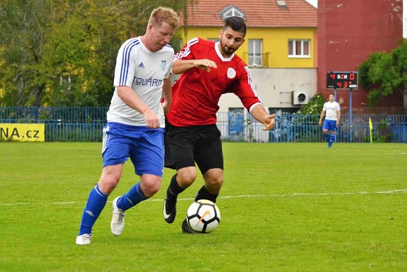 Krajský přebor: Slaný (v bílém) přejelo doma Hvozdnici 6:1.