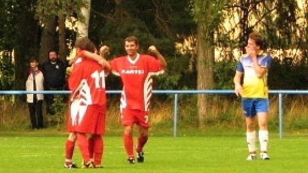 Velké derby I. B třídy: Braškov (v červeném) zachránil remízu 1:1 v duelu s Unhoští