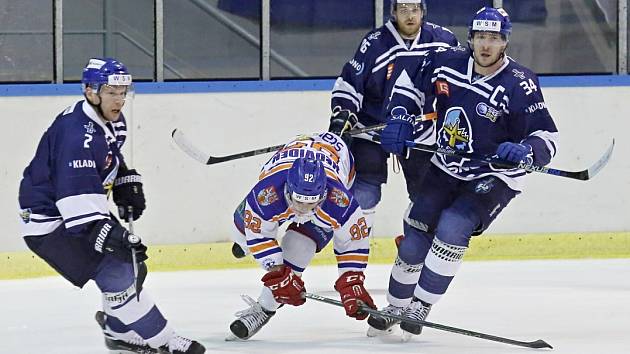 Litoměřice opět nachytaly Kladno, vyhrály 3:1. S Nedvídkem (v bílém) bojují zleva Ptáček, Rudovský a Skuhravý.