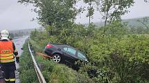 Nehoda na mokré silnici u Kladna.