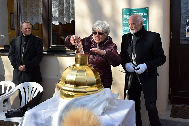 Poselství Družeckých do budoucnosti je v makovici.