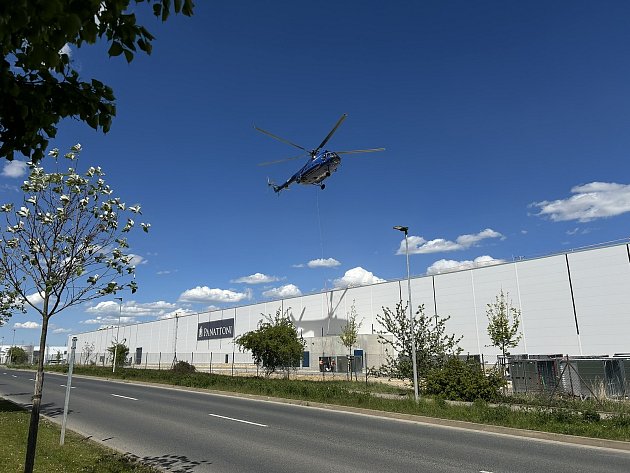 Vrtulník se nad Kladnem vznesl šestapadesátkrát. Finišuje stavba nové továrny