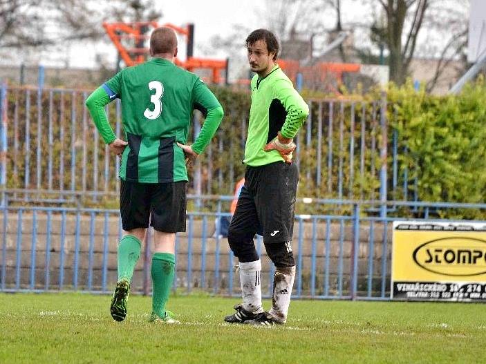 Slaný (v oranžovém) - Lubná 6:3. Brankář Herink neměl ideální den...