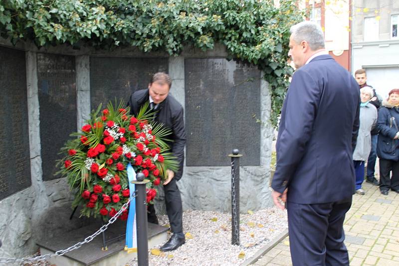 Položení květinových věnců na náměstí Svobody v Kladně u příležitosti Dne válečných veteránů.