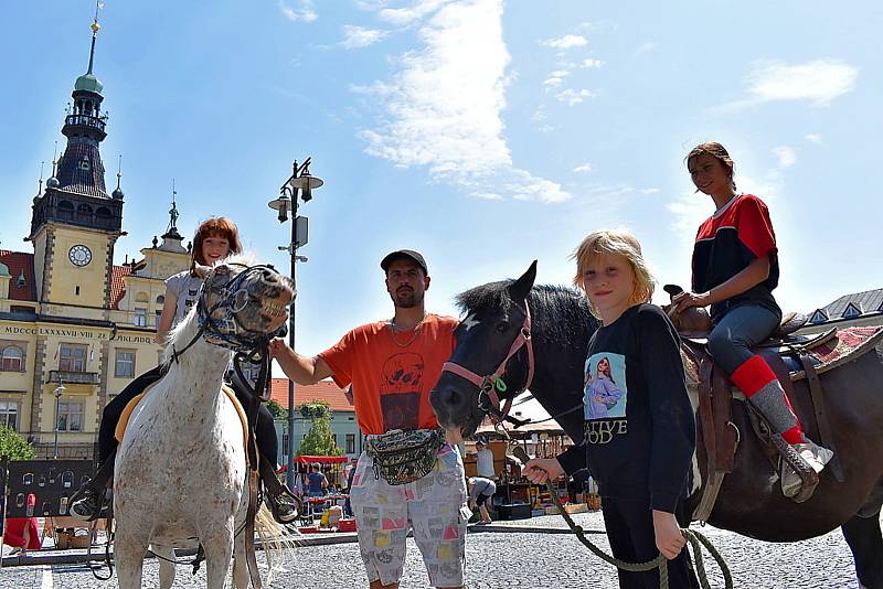 Náměstí před radnicí ožilo jarmarkem  - znělo hudbou a vonělo staročeskými lahůdkami.