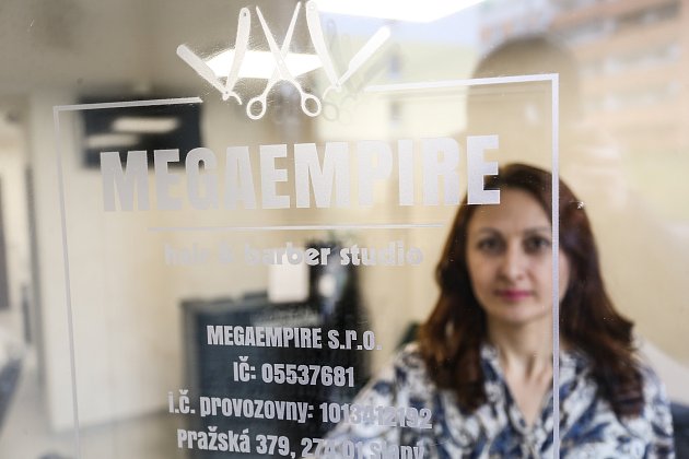 Ukrajinka Natalya Pitsur provozuje ve Slaném spolu s manželem kadeřnictví 'Megaempire hair a Barber studio'.