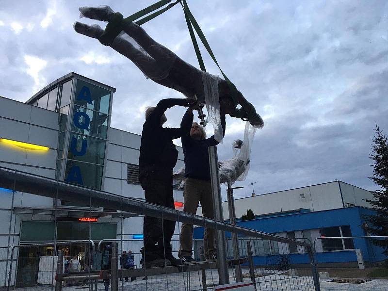 Tvorba a instalace soch před kladenskou plaveckou halou. Foto: se souhlasem Zdeňka Maniny