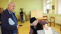 Voleb se zúčastnili také senioři z kladenského domova pro seniory sídlícího v ulici Františka Kloze.