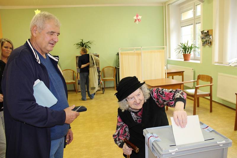 Voleb se zúčastnili také senioři z kladenského domova pro seniory sídlícího v ulici Františka Kloze.