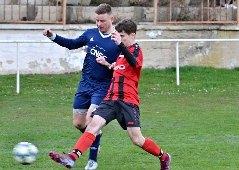 I. B třída: Švermov (v červeném) si poradil doma  s Braškovem 2:0.