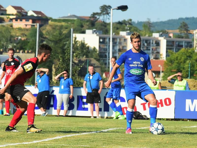 Králův Dvůr (v modrém) podlehl doma v MOL Cupu Táborsku 1:2. 