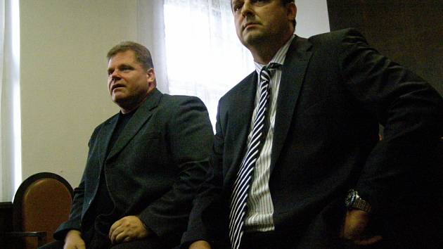 Bývalý kladenský primátor Milan Volf (vpravo) a někdejší jednatel SAMK Václav Přibyl opět usedli na lavici obžalovaných v Kladně.