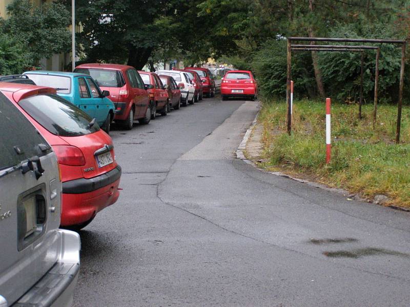 Souběžná silnice s Vodárenskou, která je skutečnou trasou ke kontejnerům, je v některých místech skutečně úzká. 