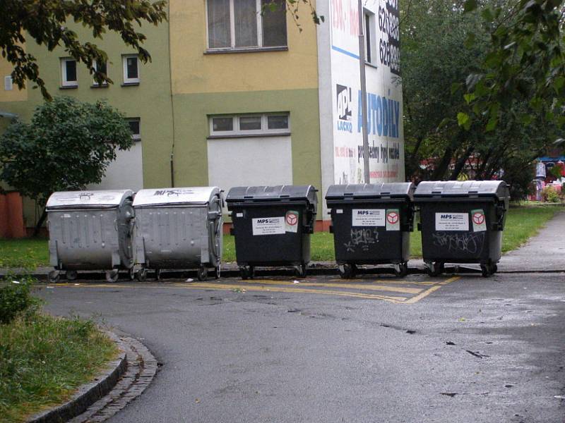 Souběžná silnice s Vodárenskou, která je skutečnou trasou ke kontejnerům, je v některých místech skutečně úzká. 