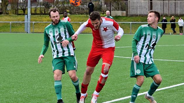 ČFL: Sokol Hostouň (v zelenobílém) remizoval v Rynholci s Karlovými Vary 1:1.