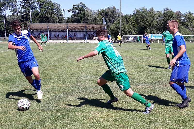 Velvary (v modrém) doma přemohly Loko Vltavín Praha 2:1.