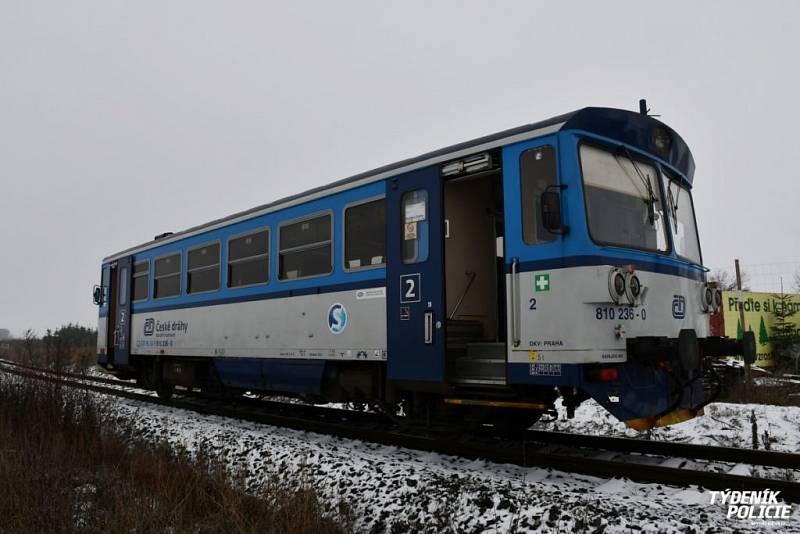 Řidič u Hostivice neubrzdil auto před přejezdem.