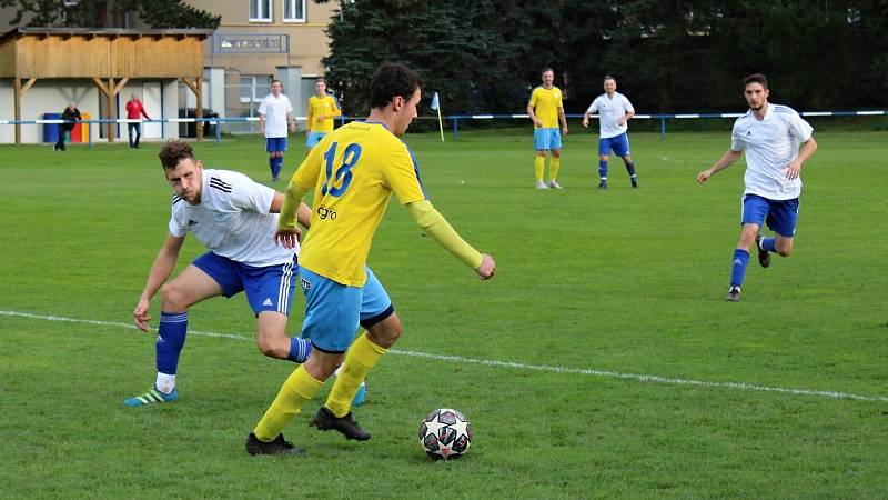 Vyrovnaný zápas I. A třídy vyhráli fotbalisté Velké Dobré (v bílém) - SK Rakovník přehráli 1:0.