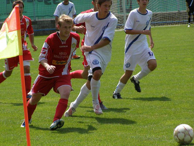 Příprava na Karlštejně: Králův Dvůr (v červeném) - Kladno 0:2. 