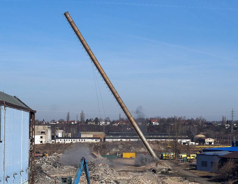 Šedesátimetrový ocelový komín v areálu Poldi Kladno padl v sobotu mezi desátou a jedenáctou hodinou v sobotu k zemi.