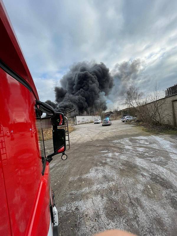 Z požáru pneumatik v Kladně 21. prosince 2021.
