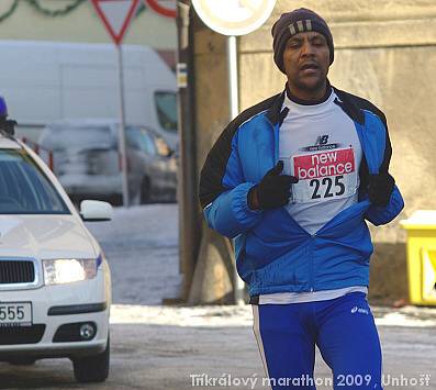 Prostorem cíle proběhne vítěz Mulugeto Serbessa v traťovém rekordu 2:42:07