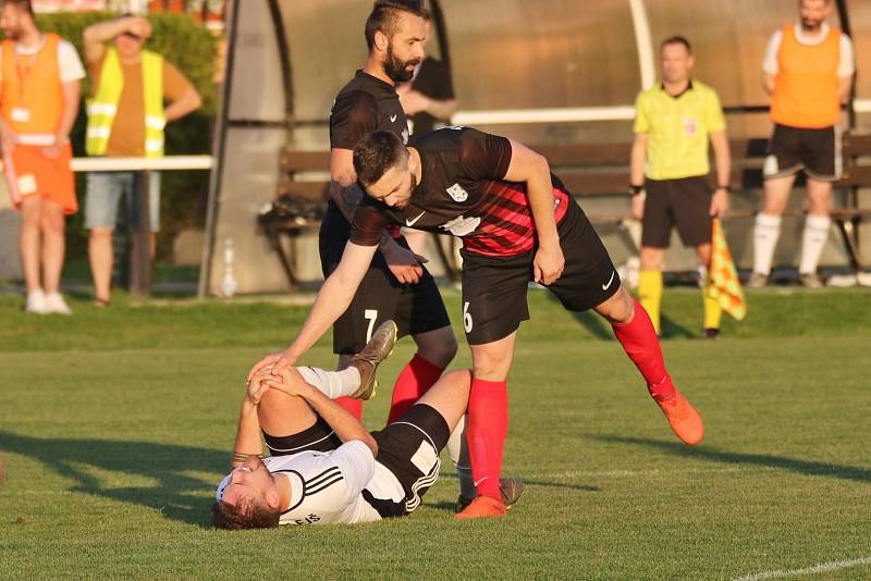 SK Hřebeč - FK Dobrovice 4:3 (3:1) / pohár SKFS / 18. 5. 2022