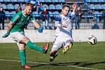 Divizní derby: Kladno (v bílém) porazilo Slaný vysoko 8:0. Na brankáře Sedláka dotírá Borák. Foto: Roman Mareš