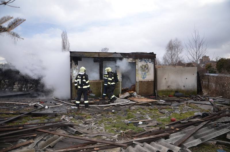 Požár stavební buňky na kladenském hřišti.