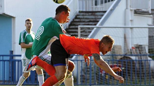 Jakub Hořejší (v oranžovém) konečně hrál. Tady je v souboji s Františkem Motlíkem (Hostouň).