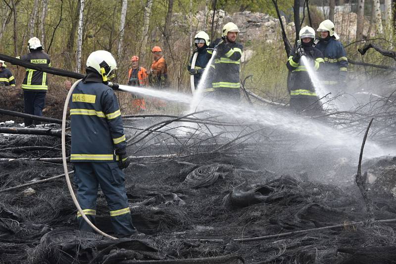 V areálu bývalé Poldovky v Kladně někdo zapálil skládku asi pět stovek pneumatik.