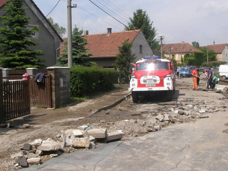 V Dolanech uklízejí spoušť po velké vodě. 