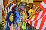 Severoameričtí indiáni zaplavili po roce sportovní halu zpěvem a tancem