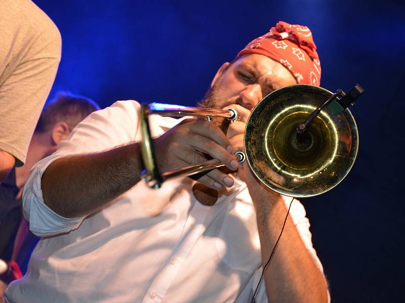 Rastafidli Orkestra na slánském Masarykově náměstí.