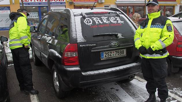 Strážníci kontrolují také parkoviště v okolí supermarketů.