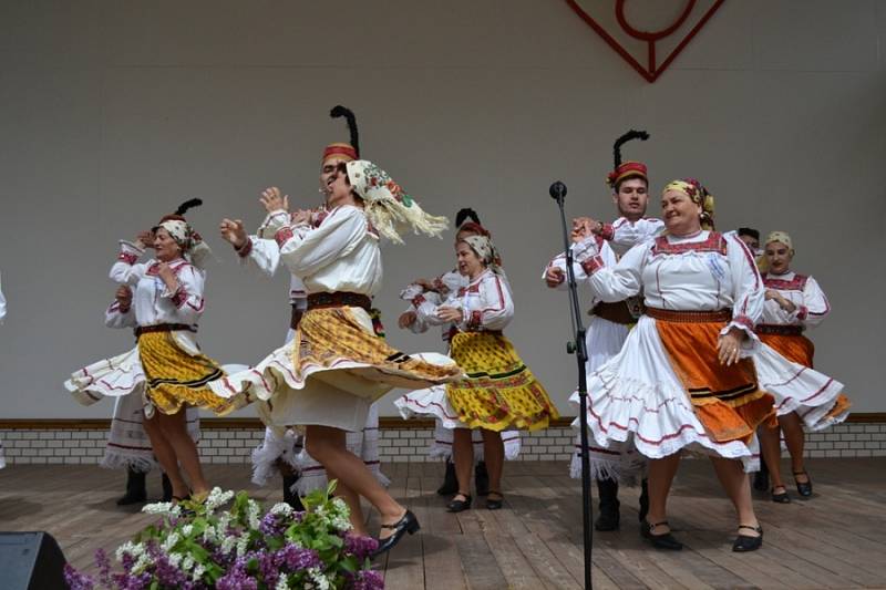 Nedělní program folklorního festivalu v místním amfiteátru.